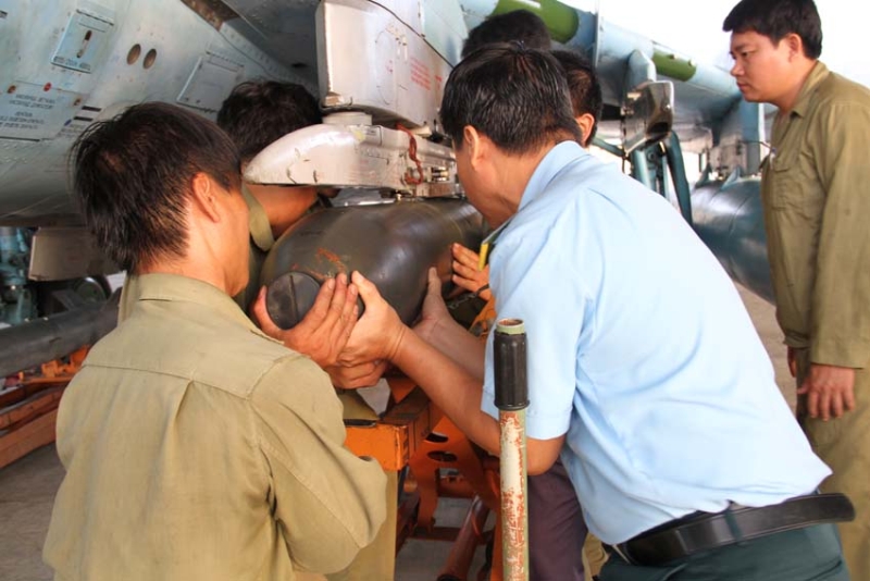 Lắp đạn lên máy bay